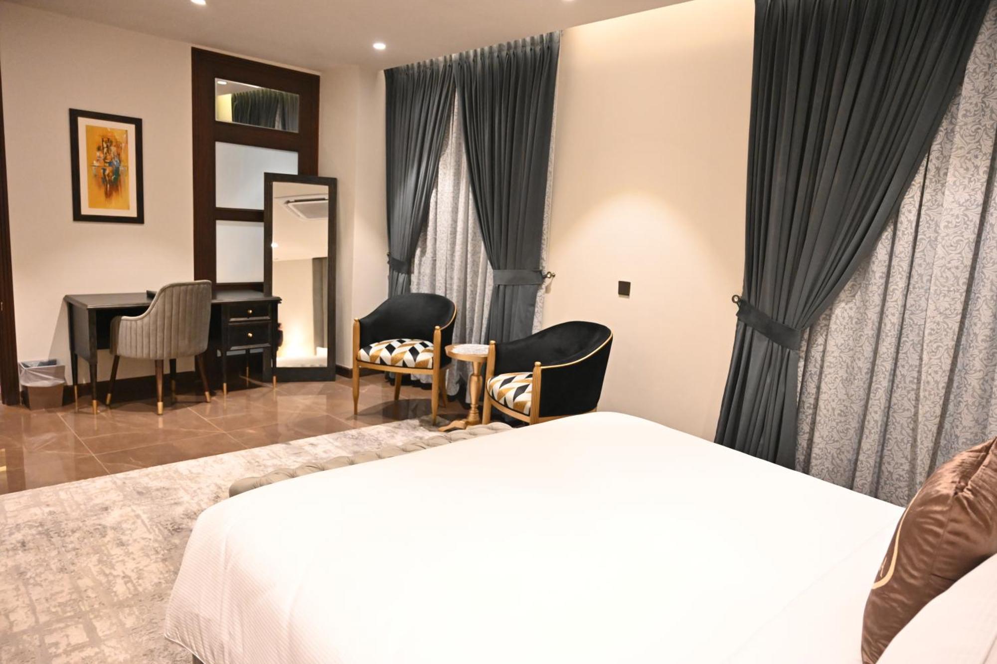 Jacaranda Heights Hotel อิสลามาบัด ภายนอก รูปภาพ