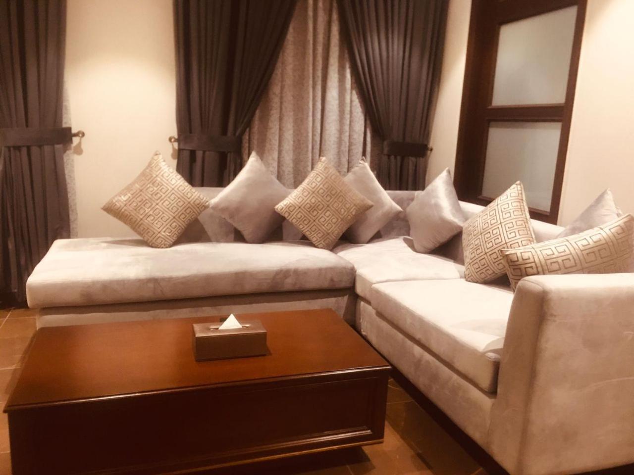 Jacaranda Heights Hotel อิสลามาบัด ภายนอก รูปภาพ