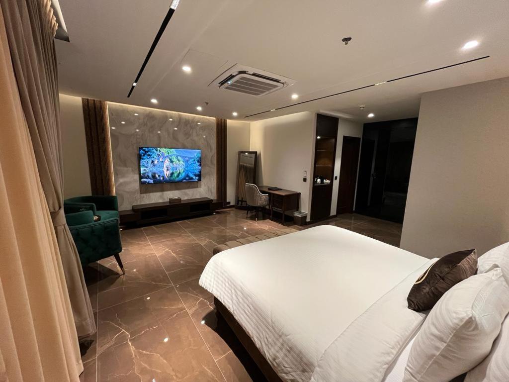 Jacaranda Heights Hotel อิสลามาบัด ภายนอก รูปภาพ